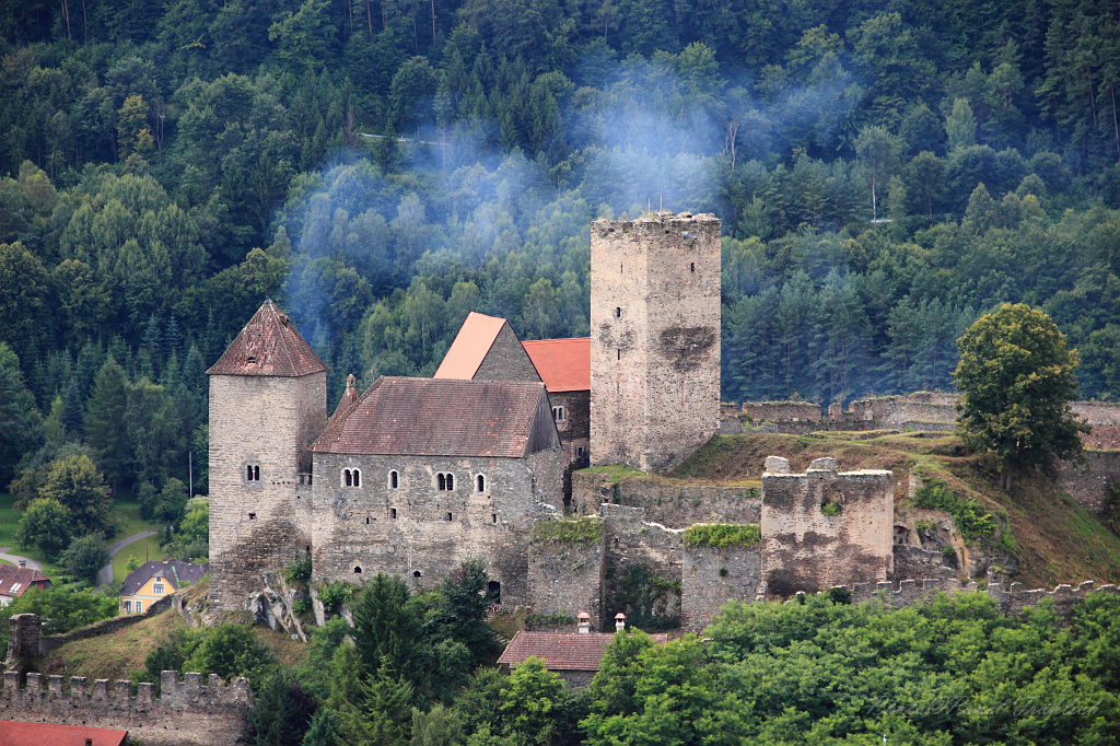 Pripominka stredoveku, hrad v Hardeggu, Rakousko.JPG